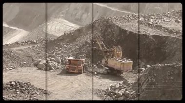 Kömür madenciliği. Bir videoda birden fazla kare. Taş ocağındaki büyük sarı damperli kamyon. Büyük bir demir cevheri ocağında çalışıyorum. Demir cevheri madeninden bir çerçeve seçimi..
