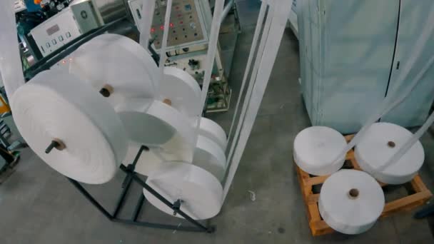 Виробництво Нетканих Матеріалів Виробництво Медичних Масок Великий Рулон Скрученого Сідла — стокове відео
