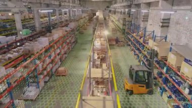 Depoda modern bir forklift. Modern teknolojilerin görselleştirilmesi. Grafikleri olan modern bir depoda forklift..