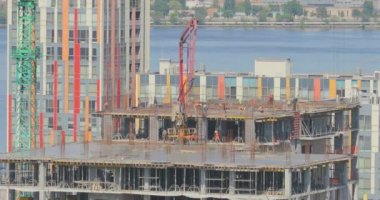 Çok katlı bir bina zaman turu inşaatı. Kule vinci inşaat alanında tur atıyor. Yapım vinci zaman turları.