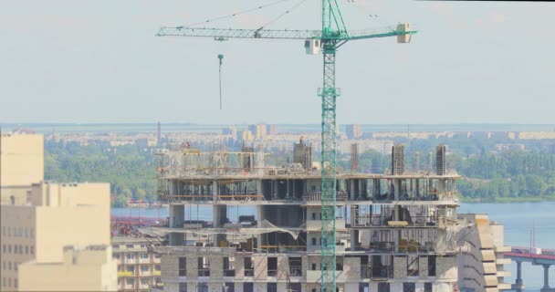 Arbeiten Auf Der Baustelle Eines Mehrstöckigen Gebäudes Arbeiter Bauen Häuser — Stockvideo