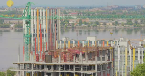 Trabajo Sitio Construcción Edificio Varios Pisos Los Trabajadores Construyen Una — Vídeos de Stock