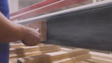 Ahşap zımparalama. Bir işçi mobilya fabrikasında ahşap bir parça zımparalıyor. Mobilya üretim süreci.