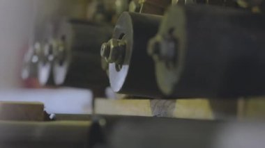 Otomatik ahşap testeresi. Otomatik bir makine bir tahta parçasını testereyle keser. Mobilya üretiminde otomatik hat.