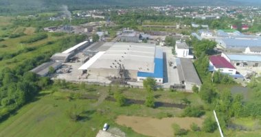 Modern fabrika manzaralı. Yeni bir modern mobilya fabrikasının üzerinde bir uçuş. Mobilya fabrikası üst görünümü.