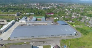 Büyük fabrika manzarası. Kırsal alan insansız hava aracı manzaralı modern bir bitki. Ekolojik olarak temiz bir bölgede büyük bir fabrika.