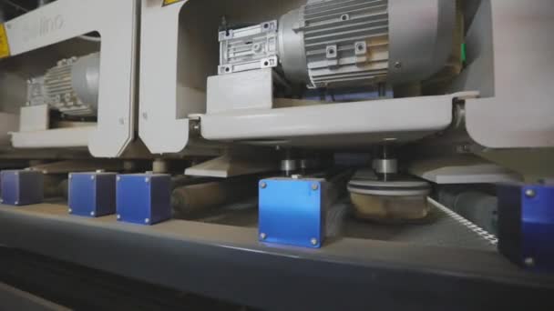 家具厂自动化生产线 家具板材生产过程 家具厂自动传送带 — 图库视频影像