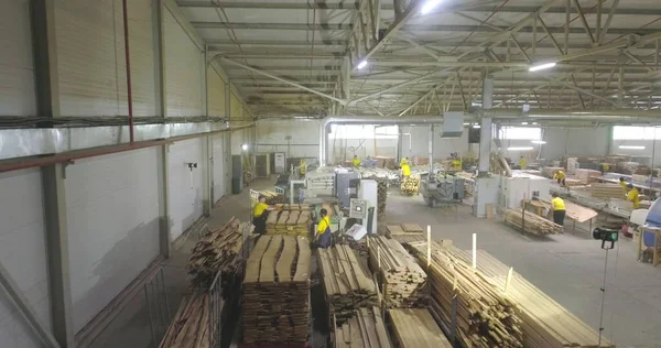 İnsanlar dükkanda çalışıyor. Mobilya tahtaları için atölye çalışması. Endüstriyel iç mekan. Mobilya üretim atölyesi.