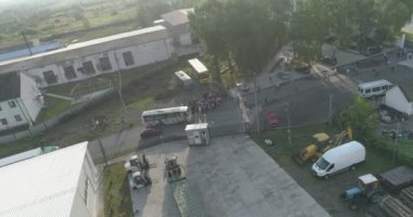 Fabrikada sabah. Fabrikada çalışma gününün başlangıcı. İşçiler fabrikaya çalışmaya geliyor..