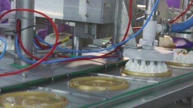 Otomatik dondurma üretimi. Dondurmalı pasta yapmak için otomatik taşıyıcı. Dondurma tüplerden güzelce çıkarılmış..