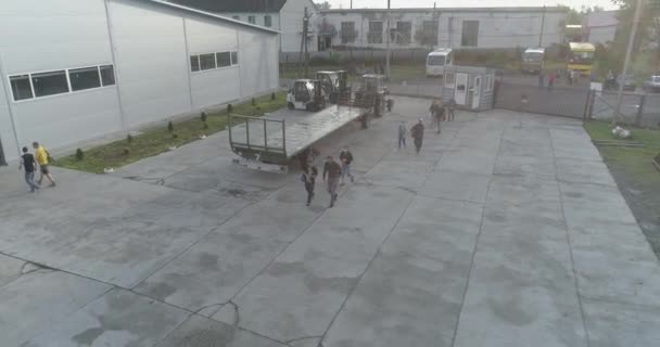 早上在工厂 在工厂的工作日开始了 工人们来到工厂工作 — 图库视频影像