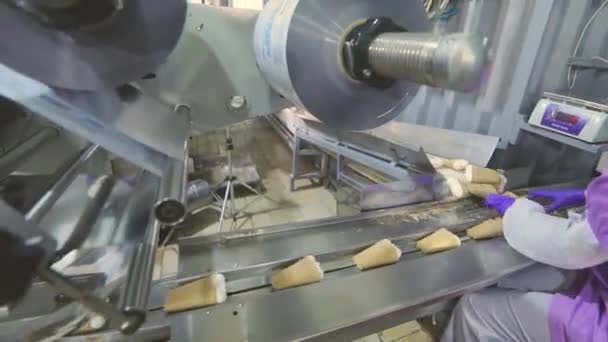 Eiscremeproduktion Automatisierte Produktion Von Speiseeis Automatisierte Eismaschine — Stockvideo