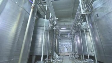 Gıda endüstrisindeki büyük konteynırlar. Dondurma endüstrisindeki parlak metal kaplar. Endüstriyel iç mekan. Gıda üretimi.