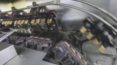 Waffle fincanı yapıyorum. Dondurma için gofret kabı üretimi. Waffle fincanı yakın plan.