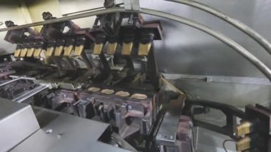 Dondurma üretimi. Otomatik dondurma üretimi. Otomatik dondurma üretim hattı.