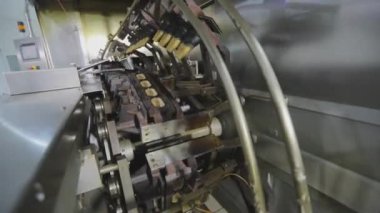 Waffle fincanı yapıyorum. Dondurma için gofret kabı üretimi. Waffle fincanı yakın plan.