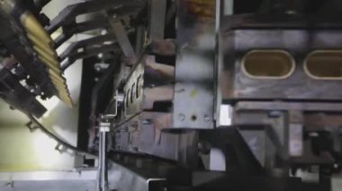 Waffle fincanı yapıyorum. Dondurma için gofret kabı üretimi. Waffle fincanı yakın plan.