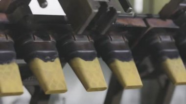 Waffle fincanı yapıyorum. Dondurma için gofret kabı üretimi. Waffle fincanı yakın plan.