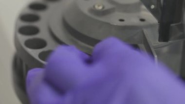 Bilim adamı laboratuvarda araştırma yapıyor. Laboratuvar asistanı laboratuvar ekipmanlarıyla çalışıyor..