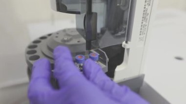 Laboratuvar ekipmanları. Laboratuvarda test tüpleri yakın planda. Fabrika laboratuarı. Laboratuvardaki işlemler.