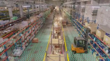 Depoda modern bir forklift. Modern teknolojilerin görselleştirilmesi. Grafikleri olan modern bir depoda forklift..