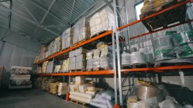 Dokumasız rulolarla dolu bir depo. Dokumasız kumaş fabrikasında büyük bir depo..