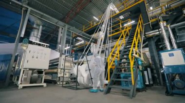 Dokumasız kumaş fabrikasının atölyesi. Dokumasız malzemelerin üretimi. Modern dokumasız malzeme dükkânı. endüstriyel iç.