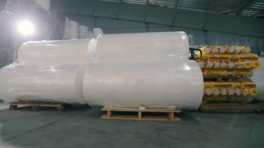 Dokumasız rulolarla dolu bir depo. Dokumasız kumaş fabrikasında büyük bir depo..