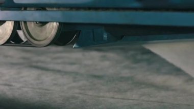 Baston olmayan malzemelerin üretimi yakın plan. Sentetik kışlık üretim fabrikası. Syntepon üretim süreci.