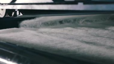 Dokumasız malzemelerin üretimi. Sentetik kışlık üretim fabrikası. Syntepon üretim süreci.