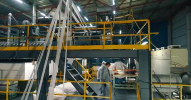 Dokumasız kumaş fabrikasının atölyesi. Dokumasız malzemelerin üretimi. Modern dokumasız malzeme dükkânı. endüstriyel iç.