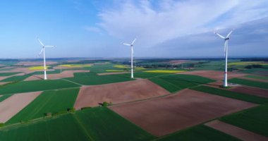 Alanda rüzgar jeneratörü, alternatif enerji, yenilenebilir enerji.