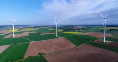 Alanda rüzgar jeneratörü, alternatif enerji, yenilenebilir enerji.