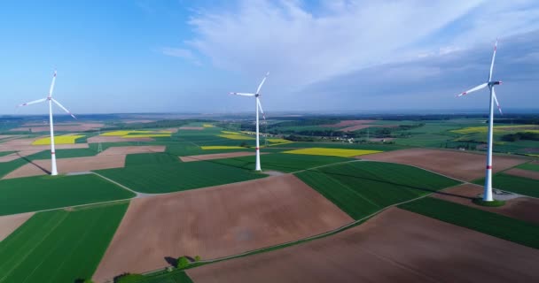 農地や風力発電機の空気パノラマ電気を生成します 代替的な風力エネルギーを得るための近代的な技術 空中風景 — ストック動画