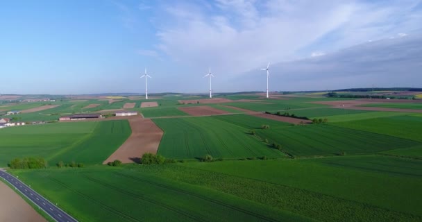 生产电力的农田和风力发电机的空气全景 获得替代风能的现代技术 空中景观 — 图库视频影像
