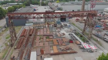 Metal yapıların montajı için bir fabrika. Metal yapılar montajı için atölyenin üzerinden uçuyor. Endüstriyel dış görünüş. Üst görünümü yerleştir.
