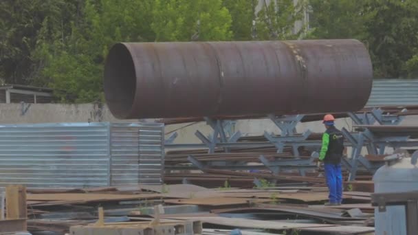 Grande Tubo Metal Transportado Por Guindaste Indústria Metalúrgica Trabalho Uma — Vídeo de Stock