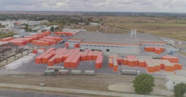 Modern bir fabrikanın endüstriyel dış mekanı. Modern fabrika manzaralı, turuncu renkli yeni bir fabrikanın etrafında uçuyor..