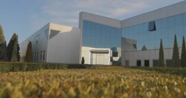 Modern ofis binasının yanına park et. Büyük camlı ofis binası..