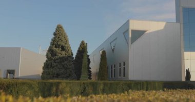 Modern bir fabrikanın inşası, modern bir ofis veya fabrika binasının dışı..