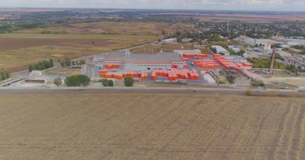 Moderne Fabrikansicht Die Eine Neue Moderne Fabrik Orangefarbenen Farben Umfliegt — Stockvideo