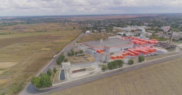 Moderne Fabrikansicht Die Eine Neue Moderne Fabrik Orangefarbenen Farben Umfliegt — Stockvideo