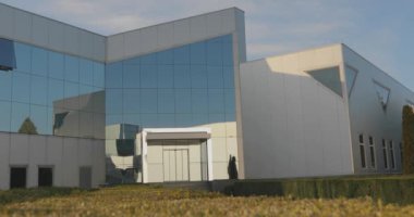 Modern bir fabrikanın inşası, modern bir ofis veya fabrika binasının dışı..