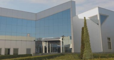 Modern ofis binasının yanına park et. Büyük camlı ofis binası..
