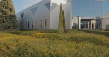 Modern ofis binasının yanına park et. Büyük camlı ofis binası..