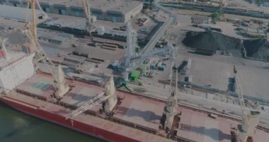 Limanda kargo gemileri, limanda büyük gemi ve vinçler. Büyük bir sanayi limanındaki panoramik manzara.