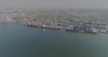 Limandaki toplu nakliye gemileri, toplu kargo genel planı için gemiler..