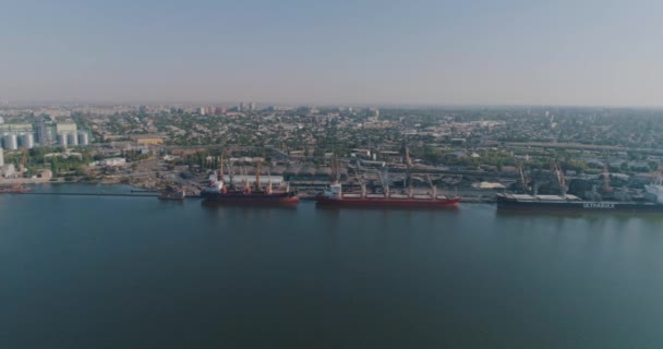 Rakománykikötő Nagy Hajókkal Darukkal Nagy Teherhajók Tengeri Kikötőben Kereskedelmi Kikötő — Stock videók