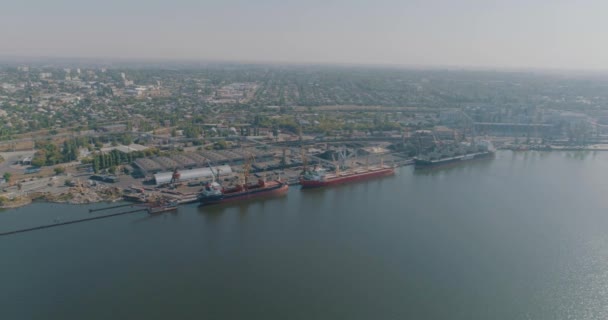 Büyük Bir Limanın Genel Planı Liman Üzerinde Kargo Gemileriyle Uçmak — Stok video