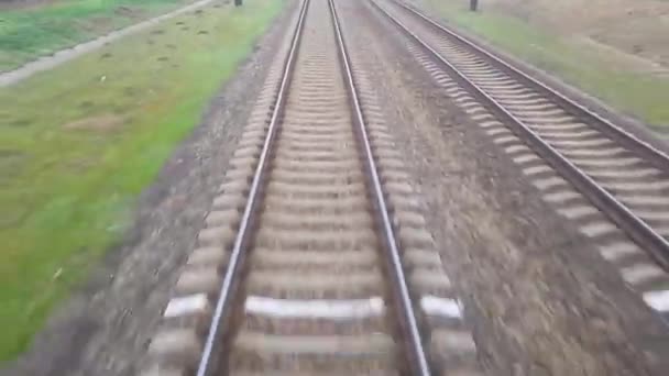 Movimento Comboio Vista Através Janela Último Vagão Trem Torno Vegetação — Vídeo de Stock